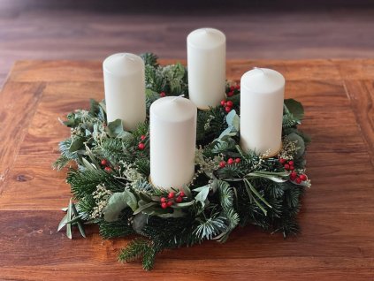 Přírodní věnec s ilexem