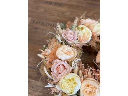 Věnec s látkovými květinami