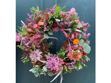Podzimní věnec s trvanlivými květinami
