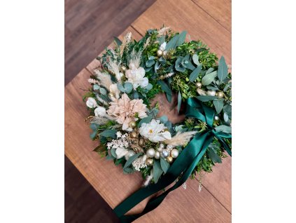 Zelený věnec s látkovými květy