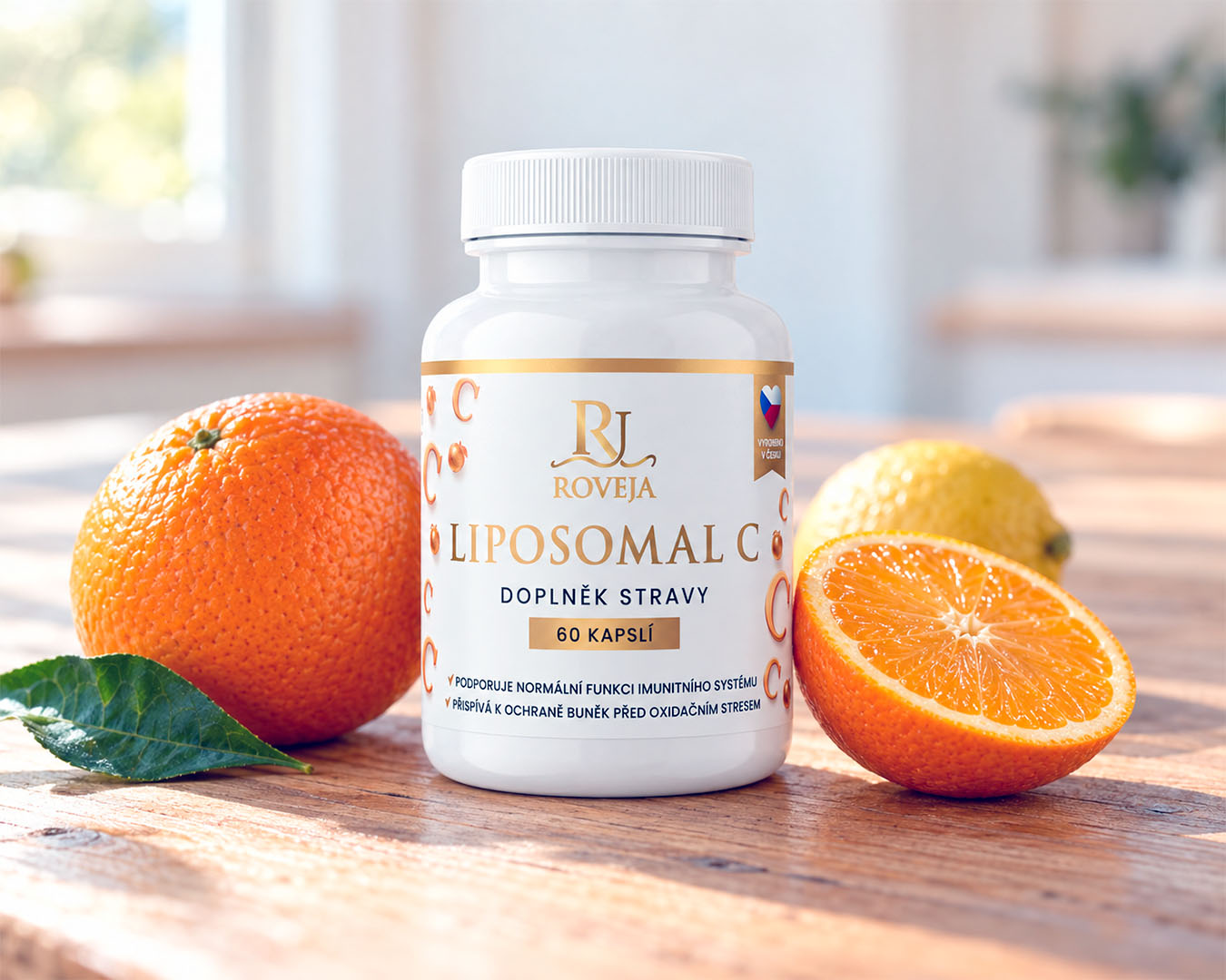 ROVEJA Liposomal C | Roveja ROVEJA Liposomal C na dřevěném stole s pomeranči a citronem