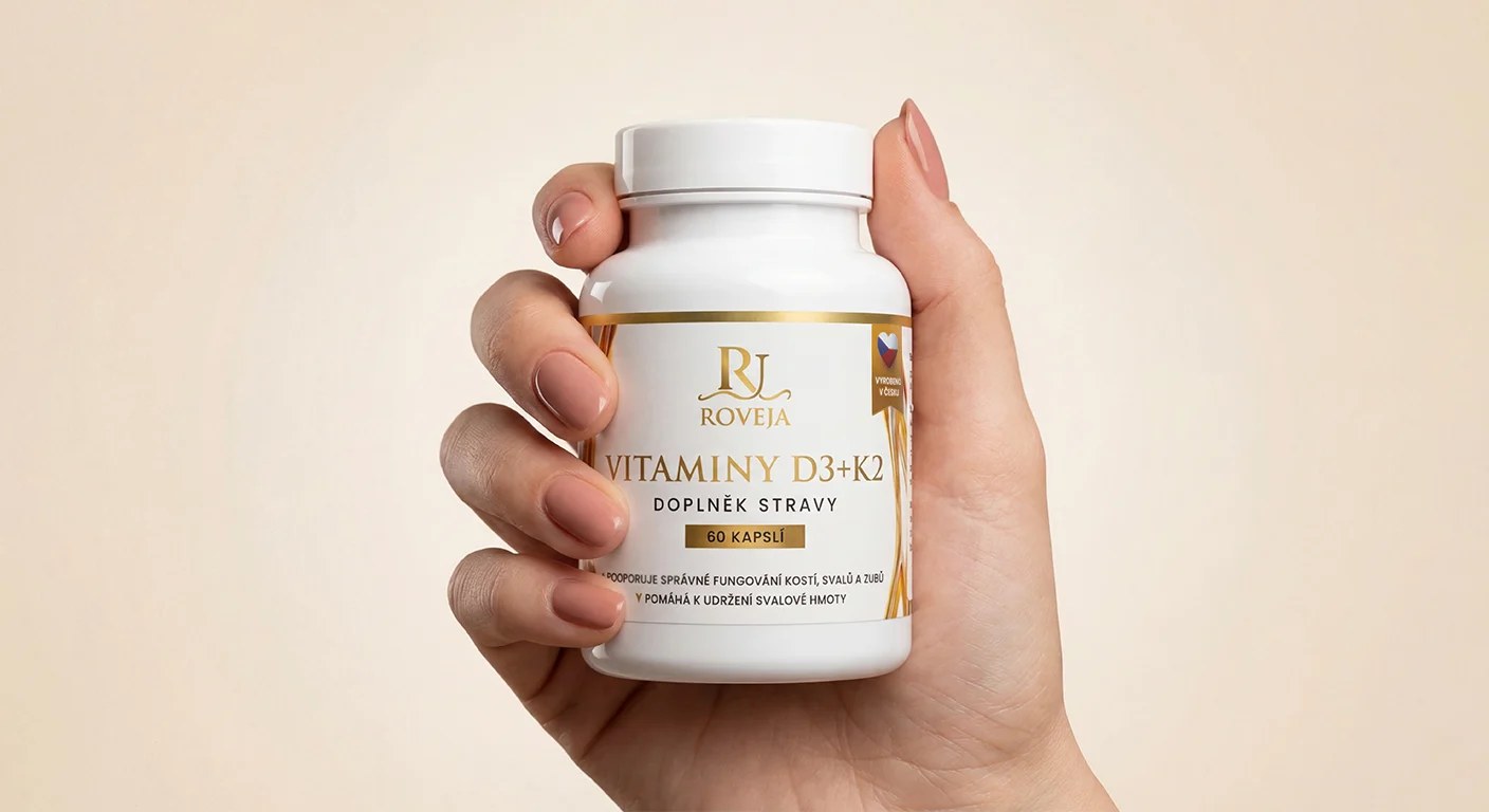 Pro koho jsou vitaminy D3+K2 vhodné – žena drží lahev doplňku stravy