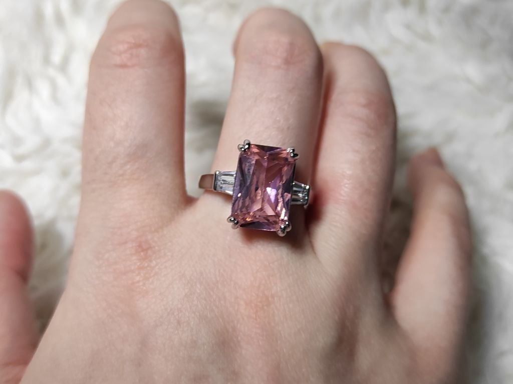 Stříbrný prsten s růžovým zirkonem