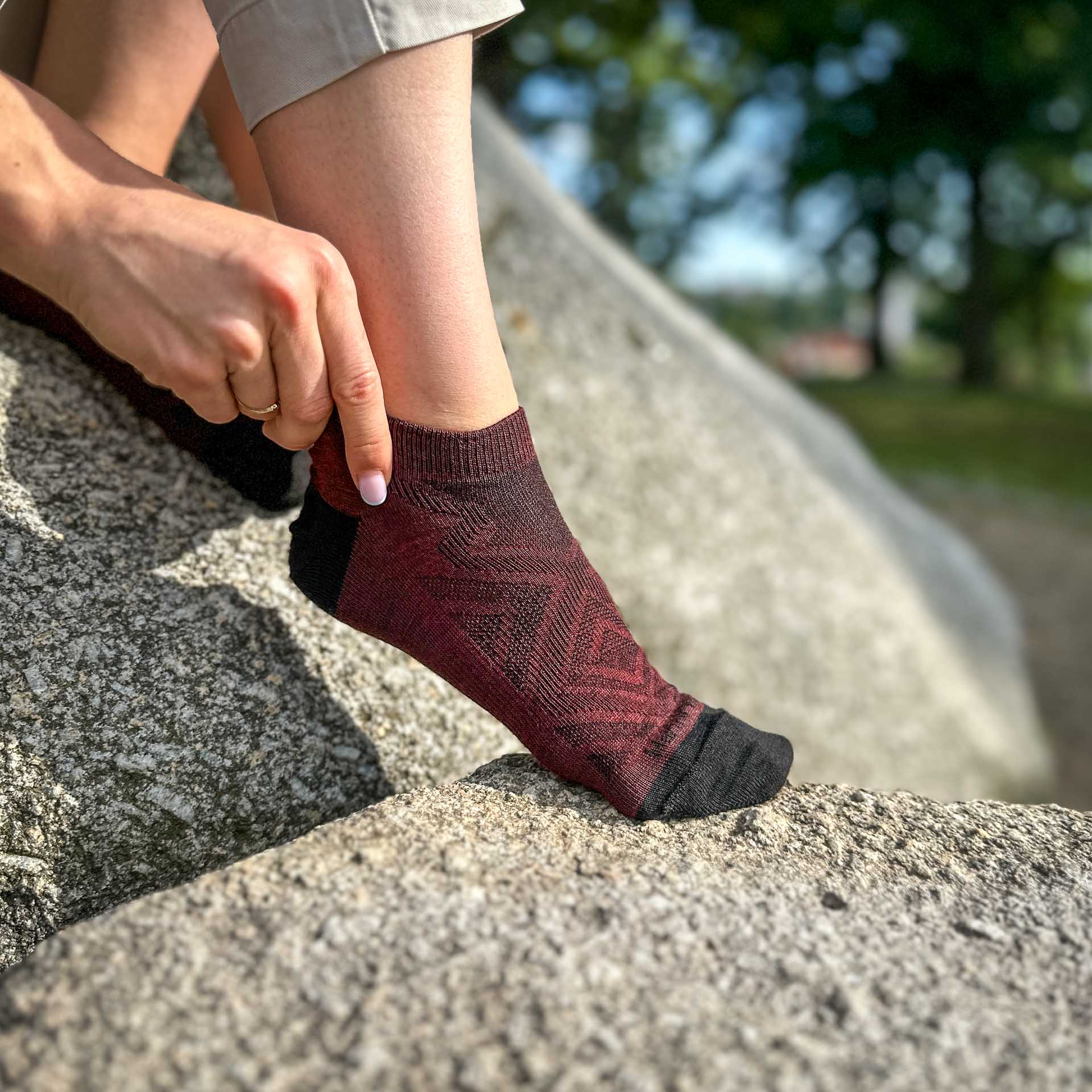 Bezešvé ponožky z merino vlny Fuzzy Low vínová
