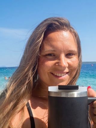 Co si nikdy nezapomenete vzít na pláž? 🏝️ já jednoznačně kafe! ☕️ #dovolena#kafe#coffee#kralovskakava#royalcoffee