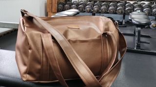 Štýlová spoločníčka do fitka: Tvoja nová handmade cestovná taška z koženky Už ťa nebaví nosiť starú, nudnú tašku do fitka?...