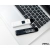 Uwell Caliburn G4 v bílém a černém provedení připojené k USB portům laptopu pro rychlé nabíjení
