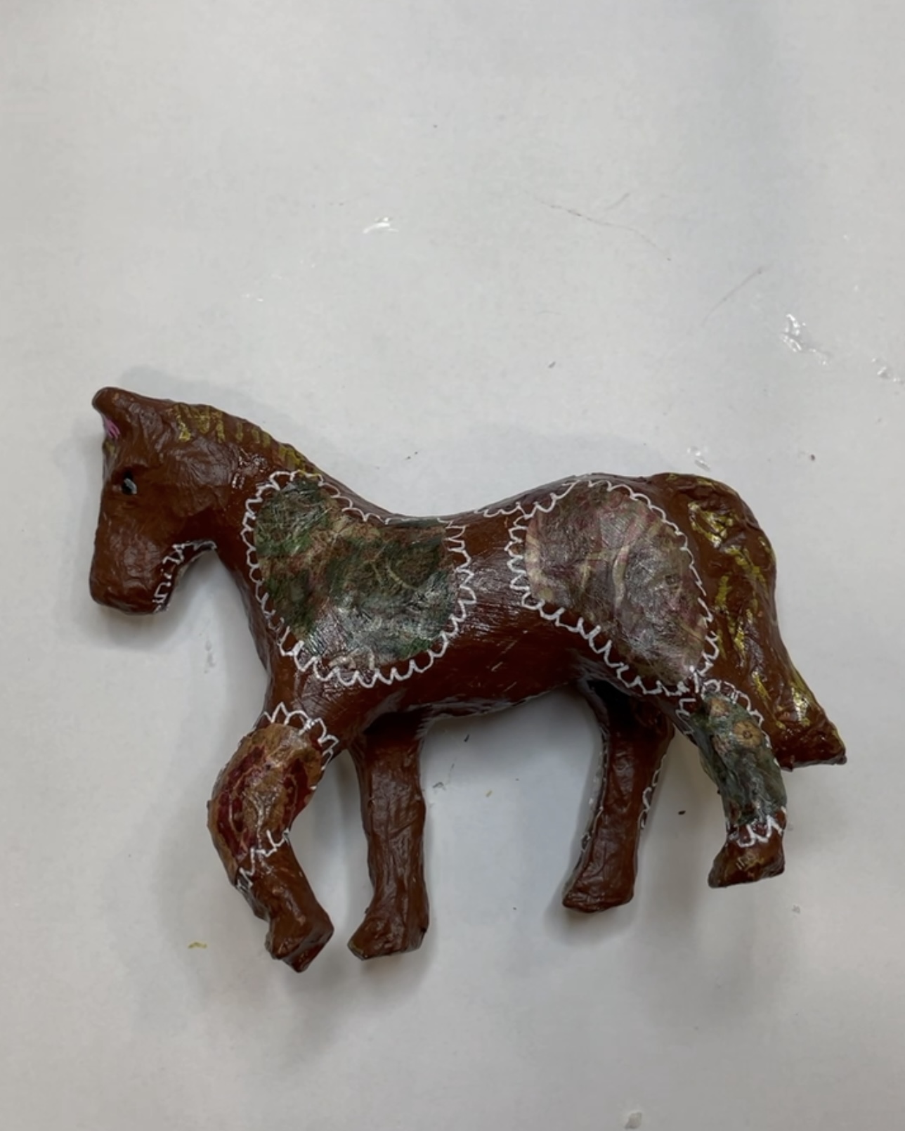 Zdobení papírového koníka