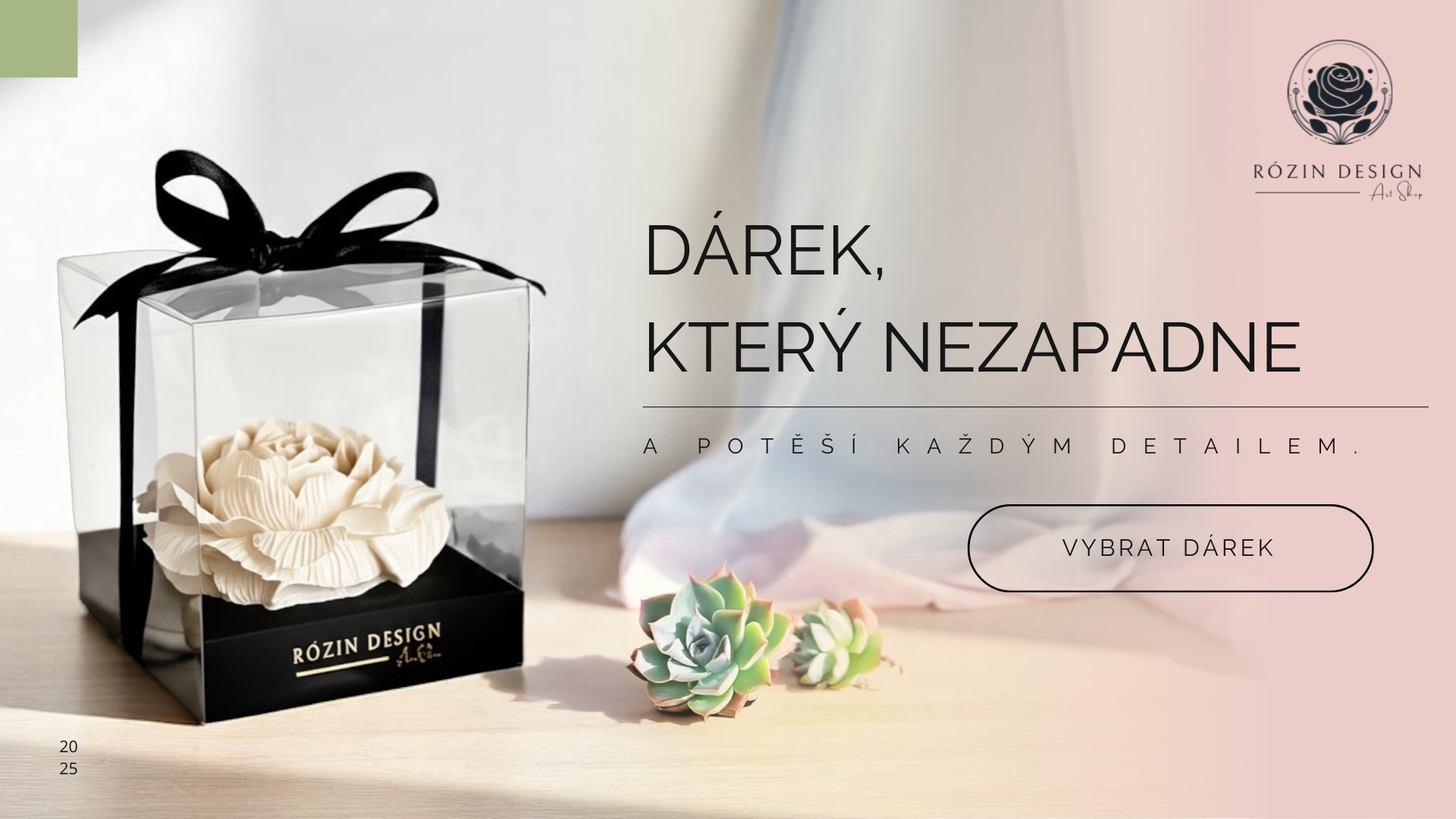 Elegantně zabalený designový difuzér v dárkové krabičce s černou stuhou. Jemné pastelové pozadí s látkou a sukulenty. Text: Dárek, který nezapadne. Vyrobeno v českém ateliéru.