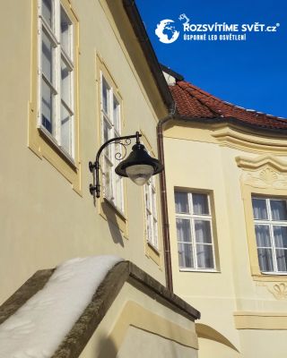✨ Ukázka realizace našeho pouličního osvětlení na zámku Chrast. Spojení moderní LED technologie a historického prostředí...
