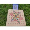 small foot drevena hra s gumickami geoboard (4)