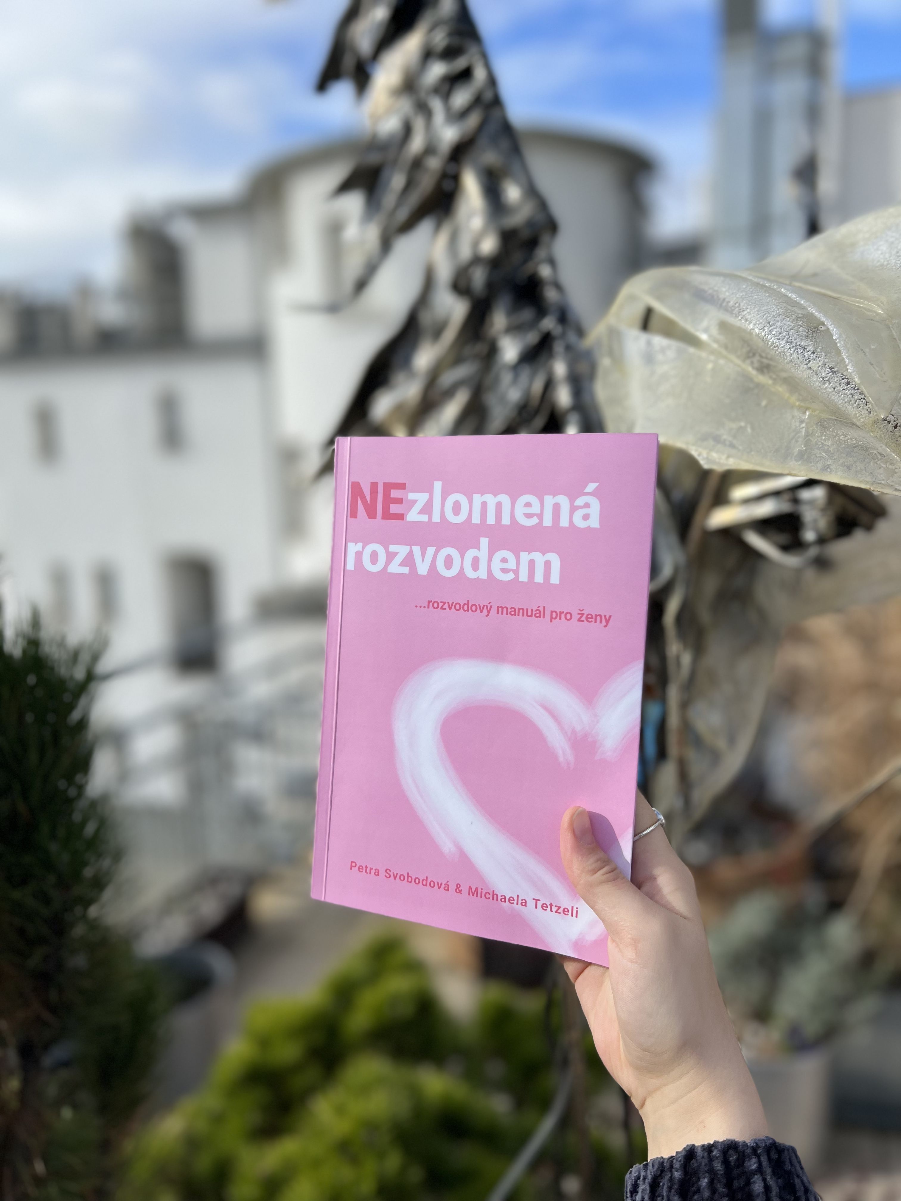 Skutečná kniha NEzlomená rozvodem v ruce