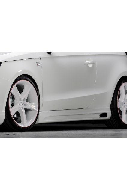 Rieger boční práh mont. strana levá pro Audi A1 8X 3-dvéř., 5-dvéř. (sportback) vč. faceliftu, r.v. 02/15-, 08/10-12/14, plast ABS bez povrchové úpravy, s prolisem a výřezem