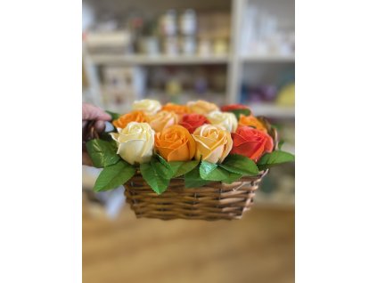 Mýdlové růže v proutěném košíku 1 ks