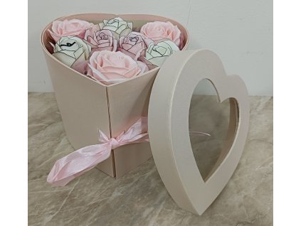 Krabička ve tvaru srdce s mýdlovými růžemi