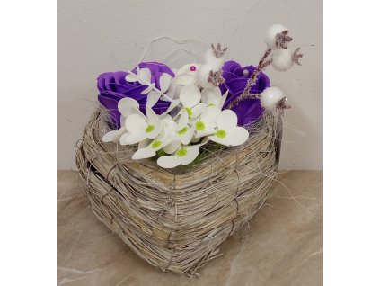 Mýdlová dekorace v proutěném košíku ve tvaru srdce mix 4 květů