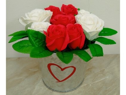 Mýdlová dekorace v plechovém květníku 9 růží
