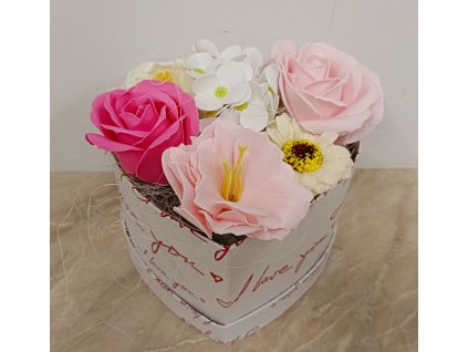 Dárkový box ve tvaru srdce z mýdlových květů mix 6 květů
