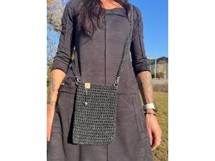 černá hackovana kabelka s popruhem.jpg 2