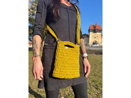 žlutá háčkovaná kabelka s popruhem 1