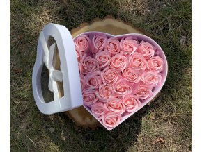 Krabička ve tvaru srdce s 25 mýdlovými růžemi 1ks