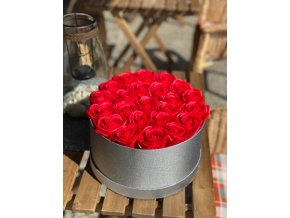 Dárkový stříbrný box z mýdlových květů - 23 červených růží