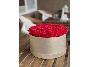 Dárkový zlatý box z mýdlových květů - 23 červených růží