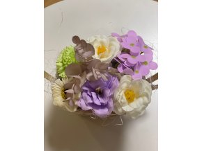 Mýdlová dekorace v proutěném košíku mix 6 květů
