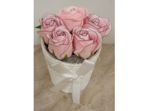 Mýdlová dekorace v háčkovaném obalu 5 růží