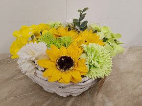 Mýdlová dekorace v kulatém proutěném košíku mix 10 květů