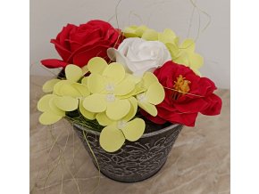 Mýdlová dekorace v plechovém květníku mix 5 květů