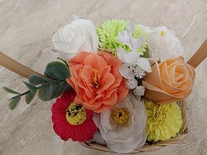 Mýdlová dekorace v proutěném košíku mix 8 květů