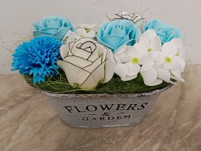 Mýdlová dekorace v plechové vaničce mix 8 květů