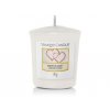 Vonná votivní svíčka Yankee Candle Snow in Love 49 g
