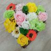 Mýdlová dekorace v proutěném košíku ve tvaru srdce mix 14 květů