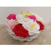 Mýdlová dekorace v kulatém proutěném košíku mix 13 květů