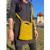 žlutá háčkovaná kabelka s popruhem 1