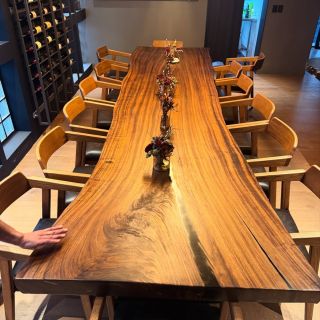Speciální stoly pro speciální zákazníky. ✨ Krásná práce od @forestalxochimilco - 4metrový stůl z paroty s přirozeným...