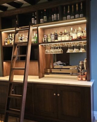 Podívejte se na tento krásný bar v ořechu od @formfunct , který je povrchově upraven produktem Rubio Oil Plus 2C 🍫...