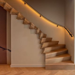 Schodiště Z. Stylové. Vyrobené z masivního dubu. Ošetřené přípravkem Oil Plus 2C Dulce. Jedna vrstva oleje stačí k trvalé...