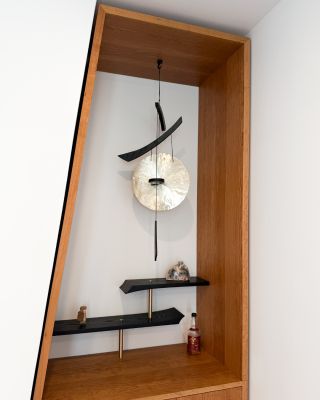 🥃 Co byste udělali s asymetrickým výklenkem? Tady z něj vznikl whisky bar, který vypadá jako součást galerie. 👀...