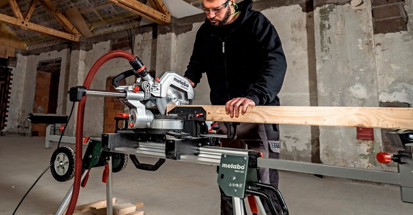 Kapovací a pokosová pila METABO KGS 254 M (model 2023) při řezání Detail ovládacích prvků pily METABO KGS 254 M