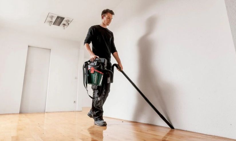 Aku vysavač Metabo AS 18 HEPA PC Compact při úklidu dílny Detail příslušenství k vysavači Metabo AS 18 HEPA PC Compact