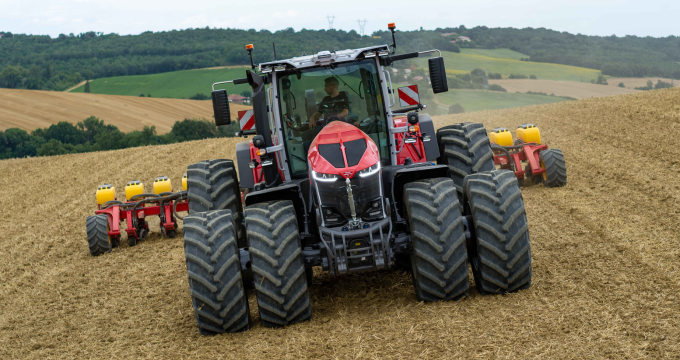 Massey Ferguson představuje MF 9S – novou stabilní a spolehlivou vlajkovou loď flotily