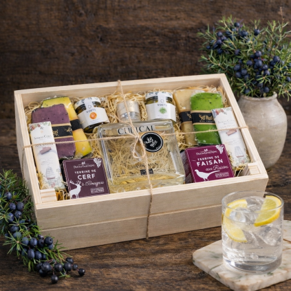 Darčeková debnička s bielym ginom a delikatesami – luxusný darčekový box