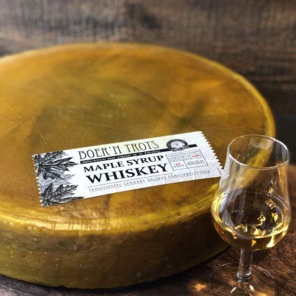 Syr s javorovým sirupom a whisky