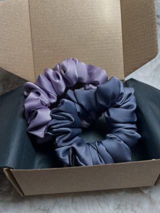 Dopřej svým vlasům trochu něhy. ✨ Naše nové saténové sety jsou tu, aby rozzářily tvůj outfit i den. Satén je k vlasům...