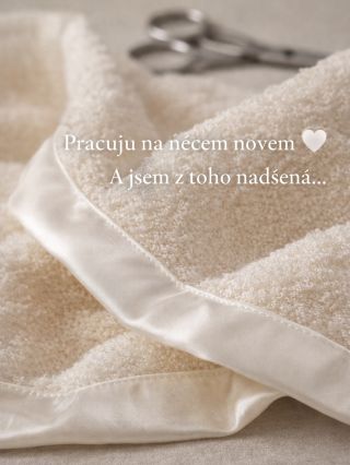 Poslední dny u stroje 🤍 Bolí ruce, ale mám radost. Tohle bude něco, co si zamilujete stejně jako já ✨ Už brzy. #rucniprace...