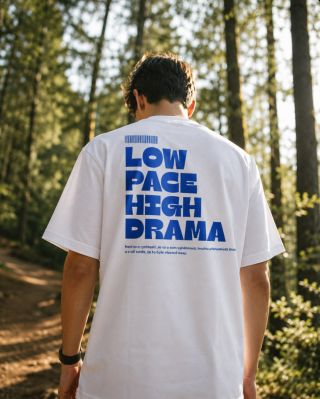 Low pace. High drama. Přesně tak, jak to máme rádi. 🫠 Tričko pro dny, kdy se neběží na rekordy, ale na zážitky, kopce a...