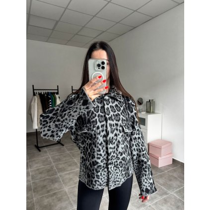 Pletený sveter s leopardím vzorom